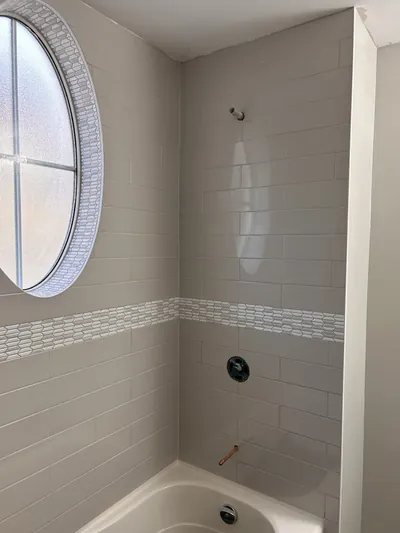 Tub Surround with Oval Window and Horizontal Feature Band 2